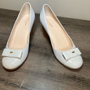 Cole Haan Grand OS Gray Wedge Heel Sz 9B Cap Toe w/ Bow & embellishment